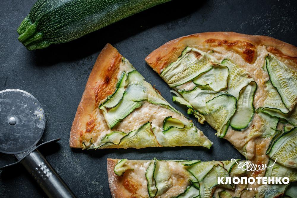 Піца на кефірі з цукіні та крем-сиром
