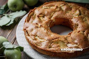 Шарлотка с яблоками в духовке