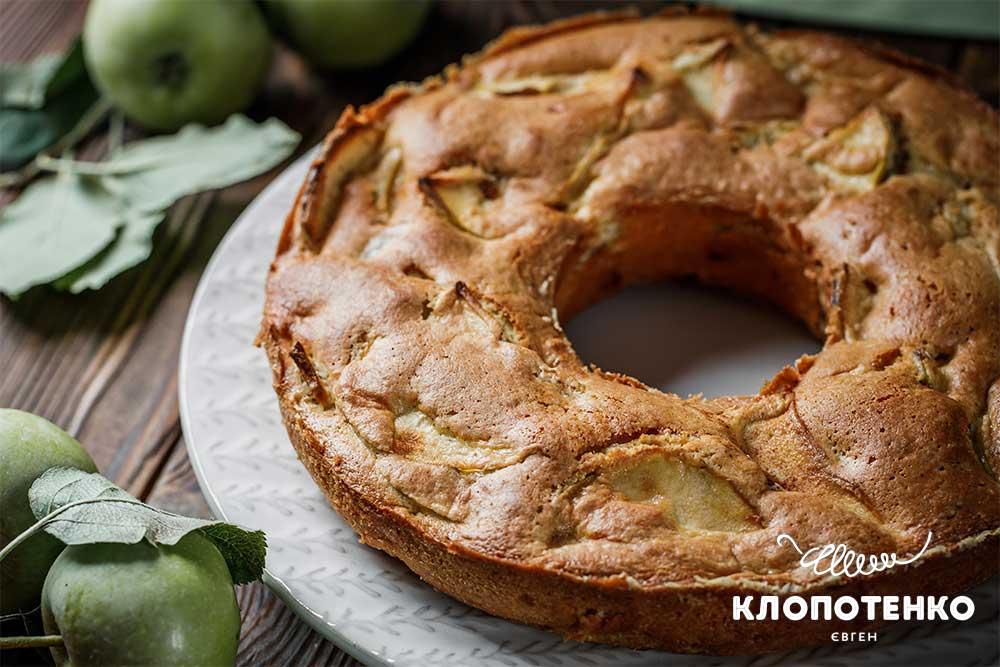 Шарлотка с яблоками в духовке
