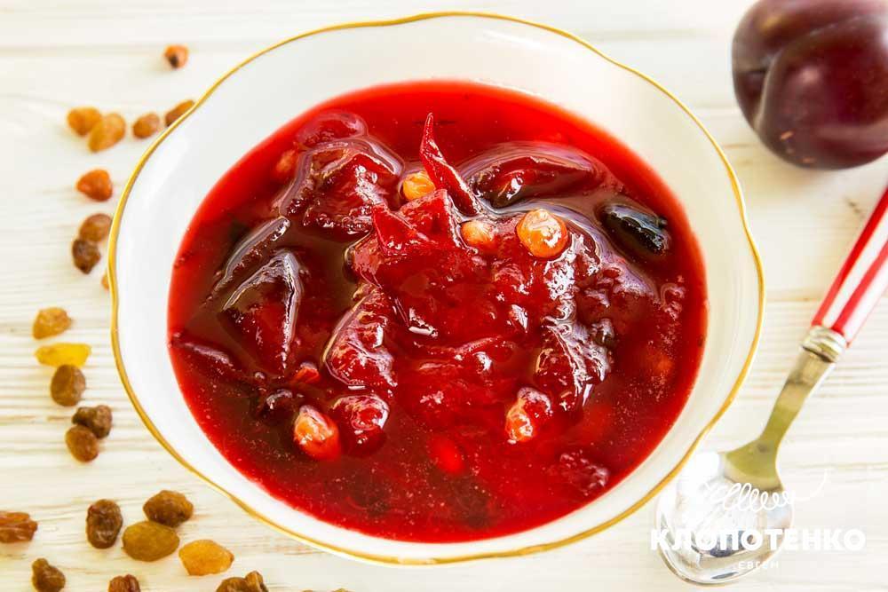 Slyvove-varennya-z-rodzynkamy