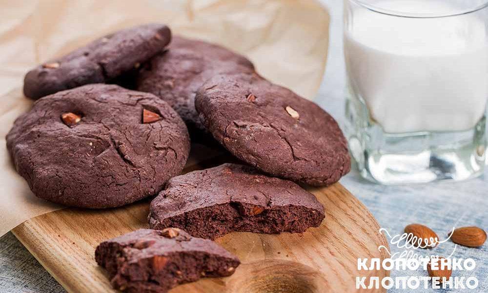 Chocolate cookies with almonds