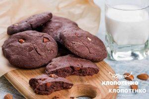 Chocolate cookies with almonds
