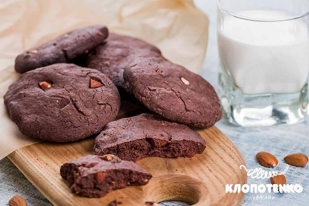 Chocolate cookies with almonds