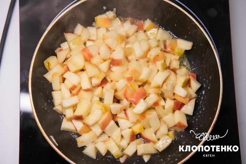 клафуті з яблуками