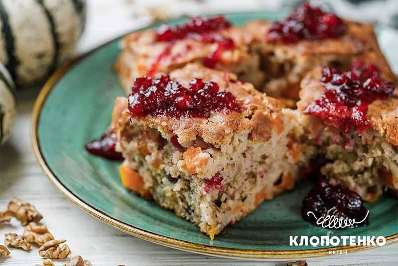 Пиріг з гарбузом, яблуками та журавлиною