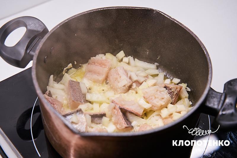 Підсмажте рибу з цибулею