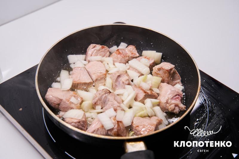 плов з булгуром, свининою та буряком