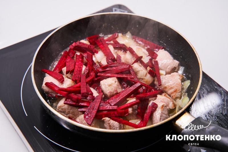 плов з булгуром, свининою та буряком