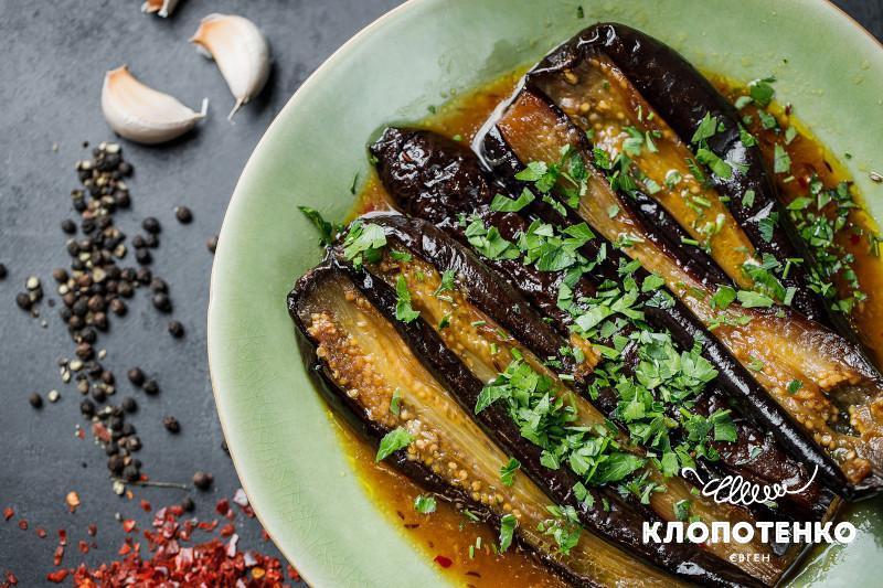Запечені баклажани з гострим соусом