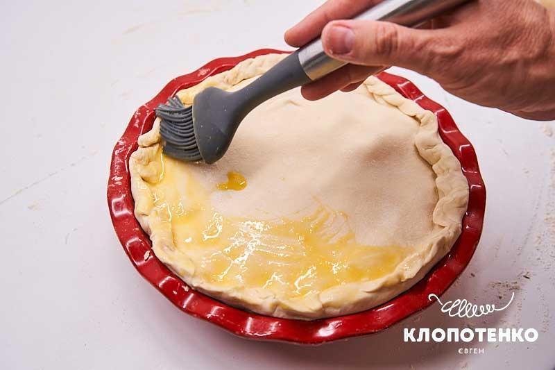 Змастіть пиріг яйцем