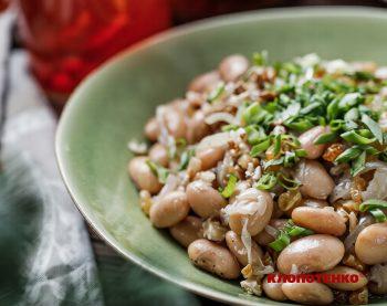 салат з консервованої квасолі з цибулею та горіхами