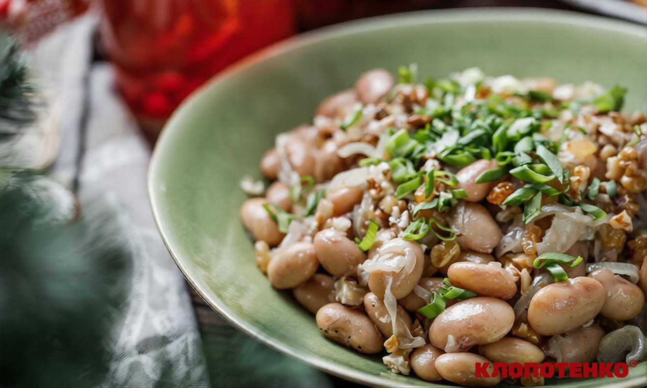 салат з консервованої квасолі з цибулею та горіхами