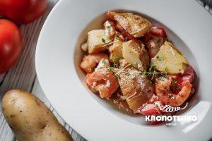 Теплий салат з креветками та печеною картоплею