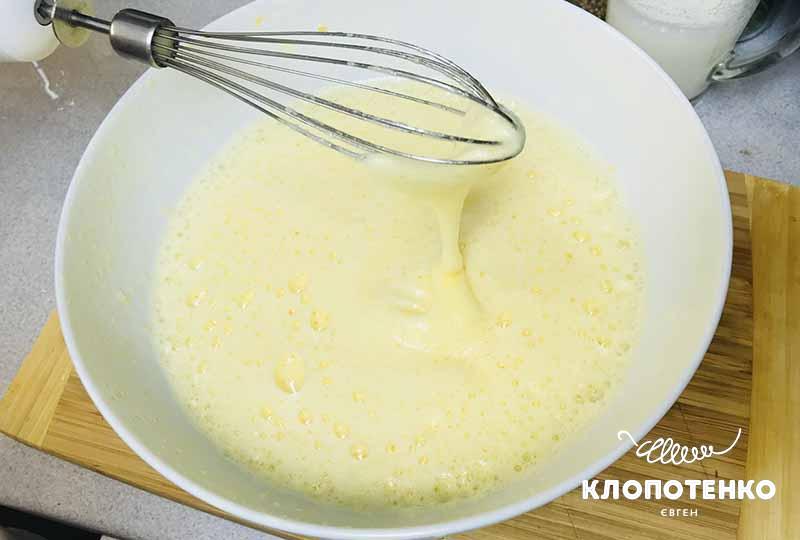 Збийте яйця з цукром