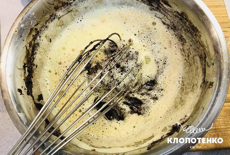 Змішайте шоколадну і яєчну масу