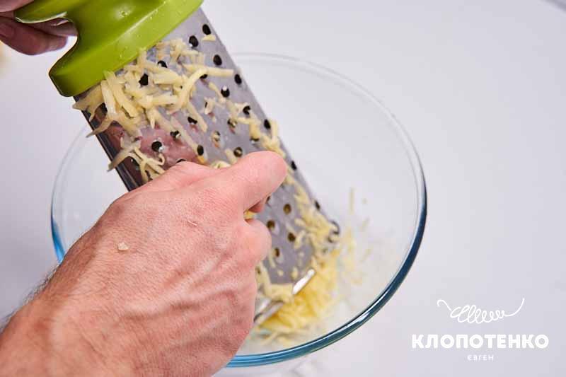 Натріть картоплю і цибулю