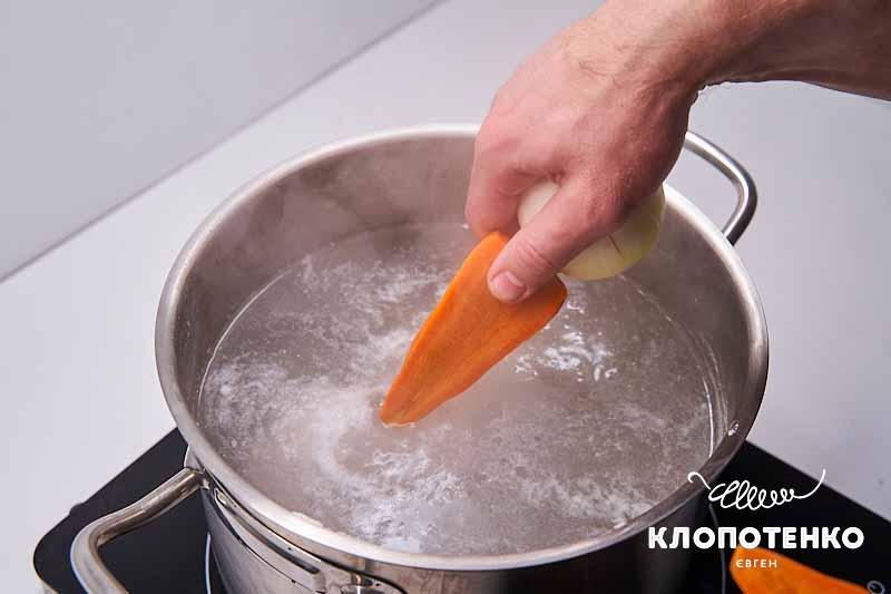 Додайте моркву і цибулю