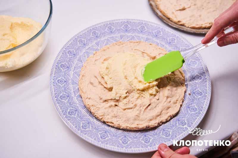 Змастіть перший корж ванільним кремом