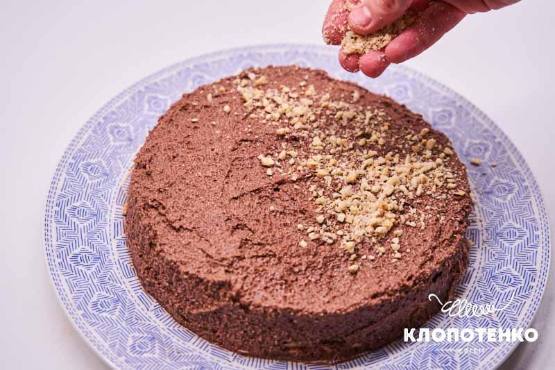 Прикрасьте торт горішками