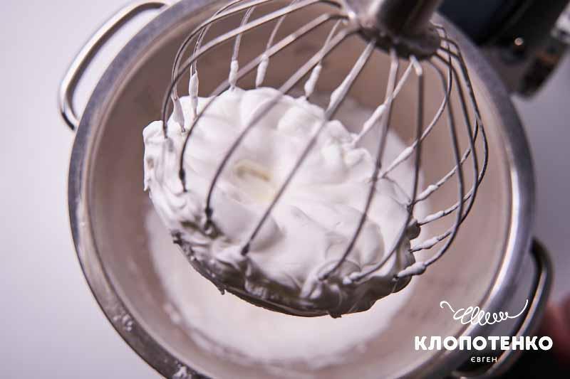 Збийте білки з пудрою