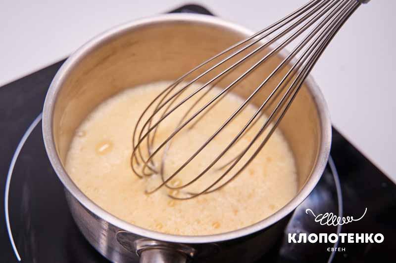 Змішайте яйця з молоком