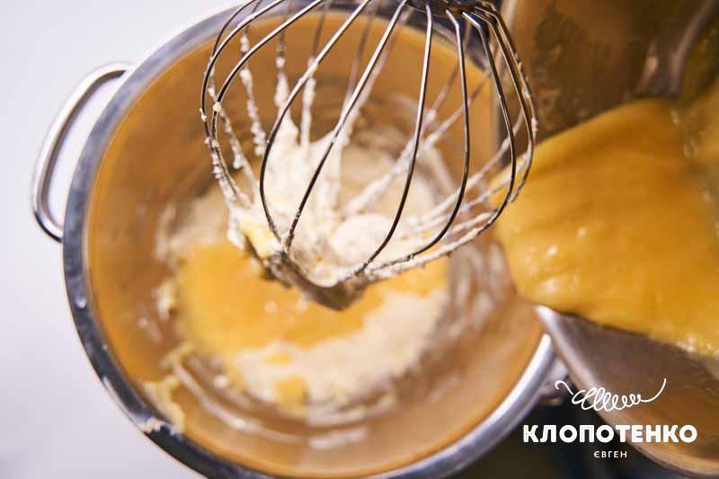 Додайте молочно-яєчну суміш