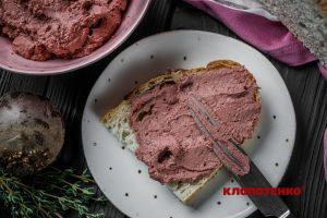 Паштет з курячої печінки та бурякового соку