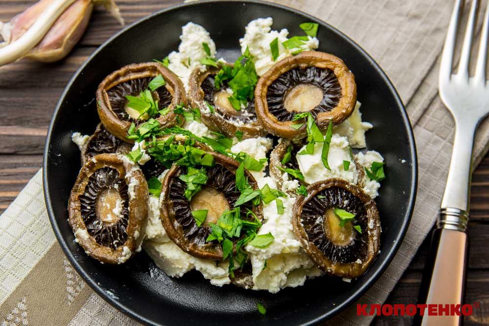 Печериці з фетою і часником