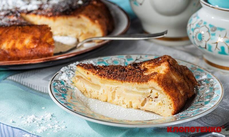 Пиріг з яблуками на сковороді