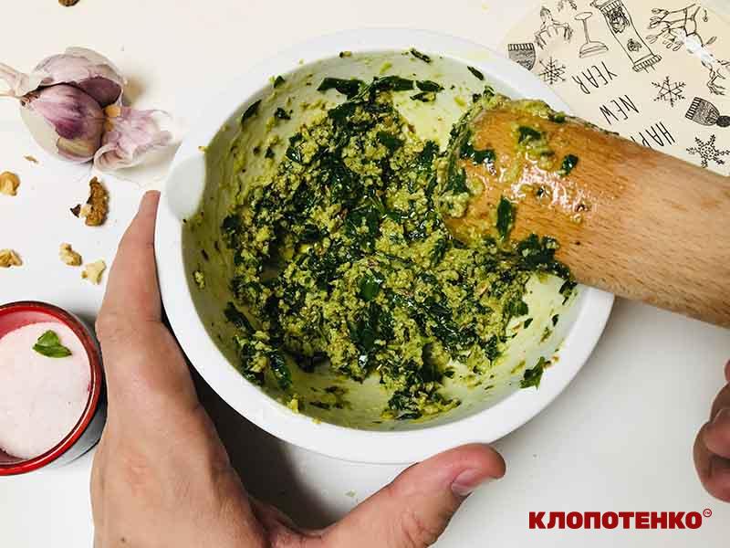 Перемішування песто у ступці