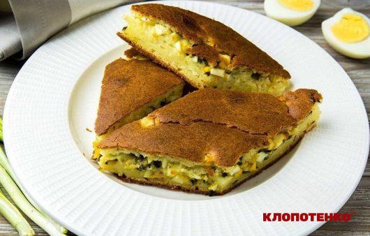 заливний пиріг на кефірі з яйцем та зеленою цибулею