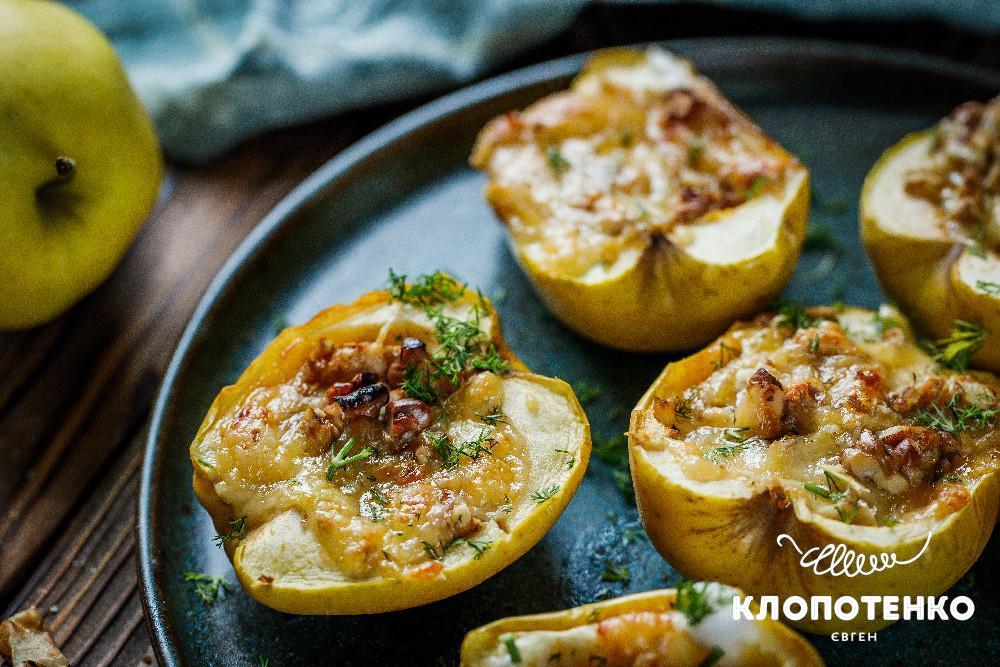 Запечені яблука з сиром та горіхами