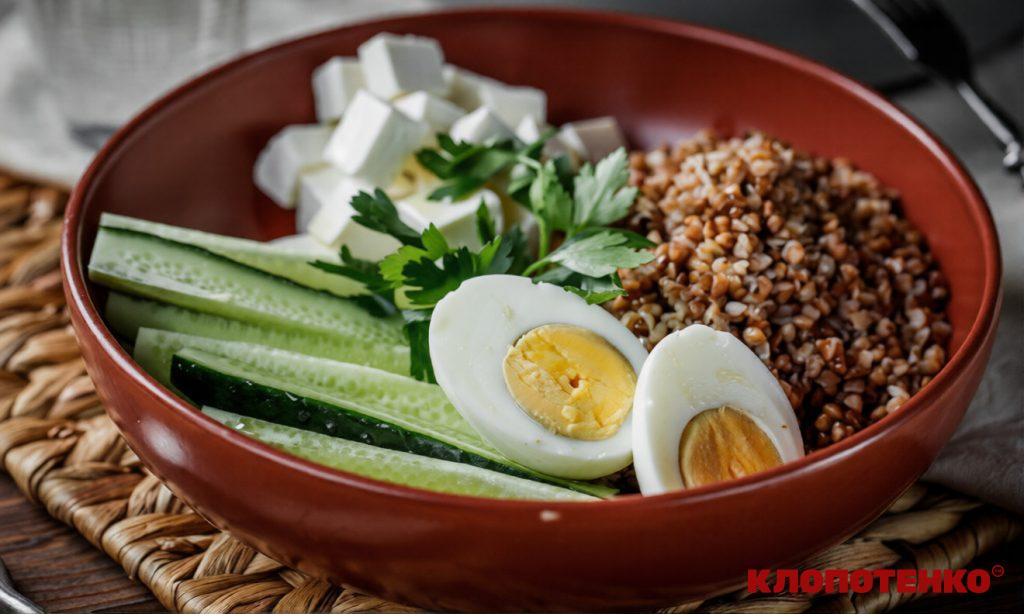 Боул з гречкою, вареним яйцем та фетою