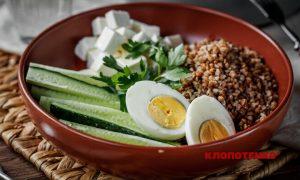 Боул з гречкою, вареним яйцем та фетою