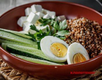 Боул з гречкою, вареним яйцем та фетою