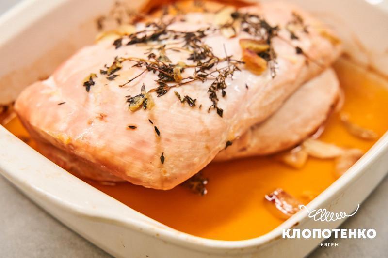 Філе індички в духовці з соусом Грейві