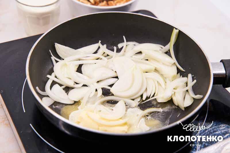Обсмажте цибулю