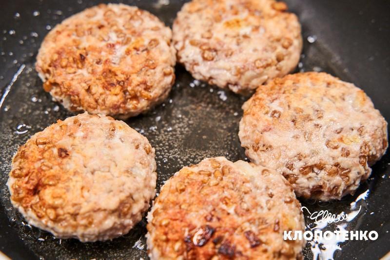 Пшеничники з фаршем на пательні
