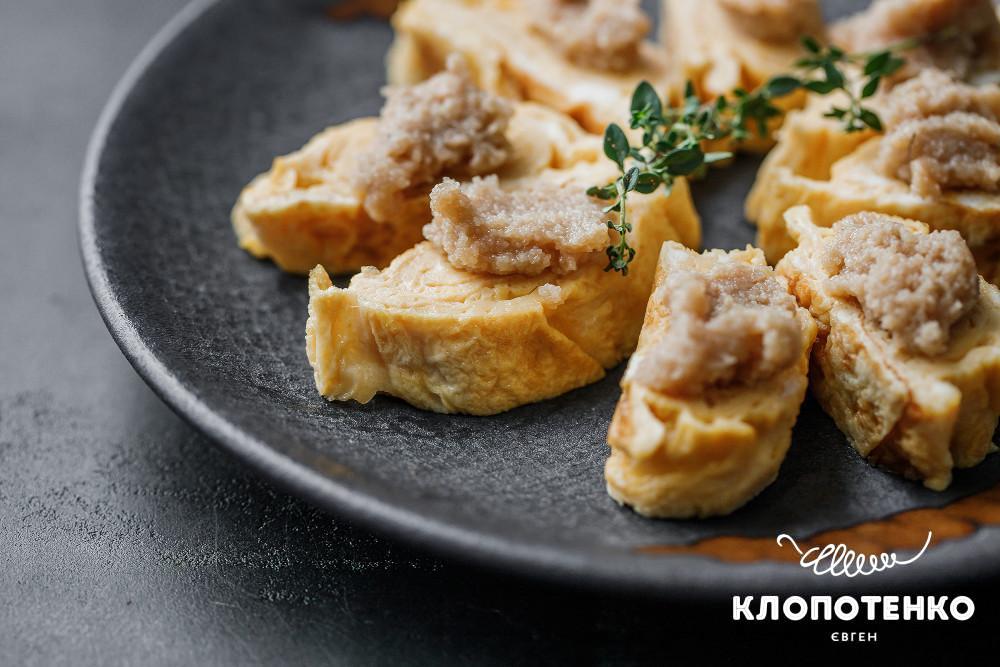 Японський омлет на тарілці