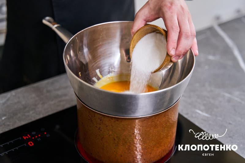 Поставте жовтки на парову баню