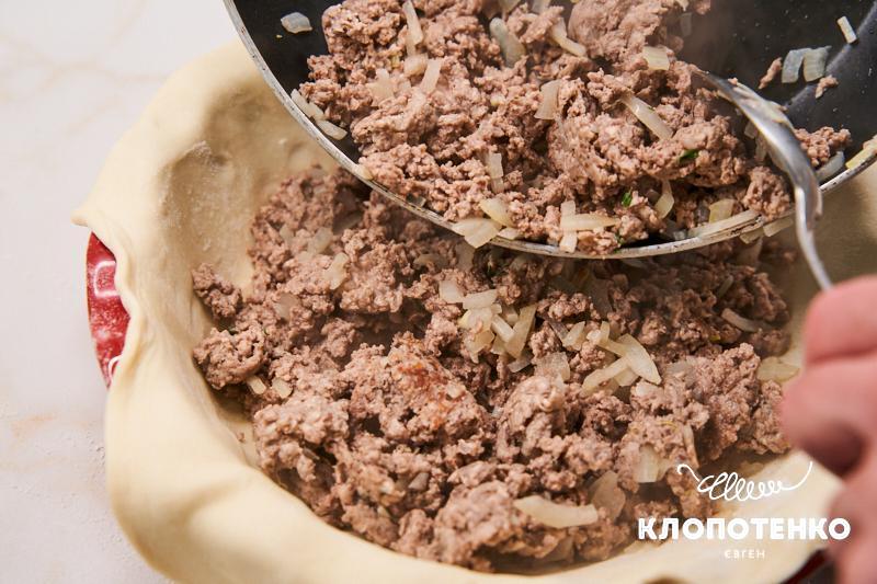 Викладіть фарш на тісто