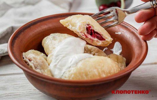 Вареники з вишнею на парі