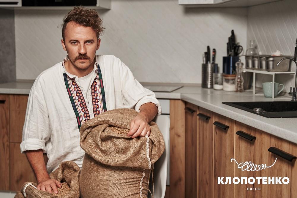 Євген Клопотенко з мішком пшениці