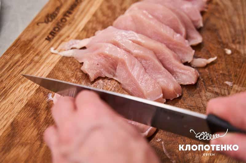 Наріжте куряче філе