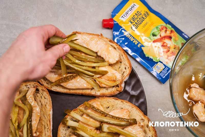 Викладіть огірки на курку