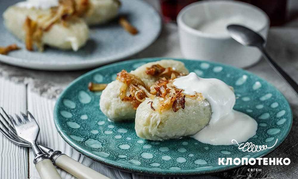 Картопляні зрази цепеліни з Литви у тарілці