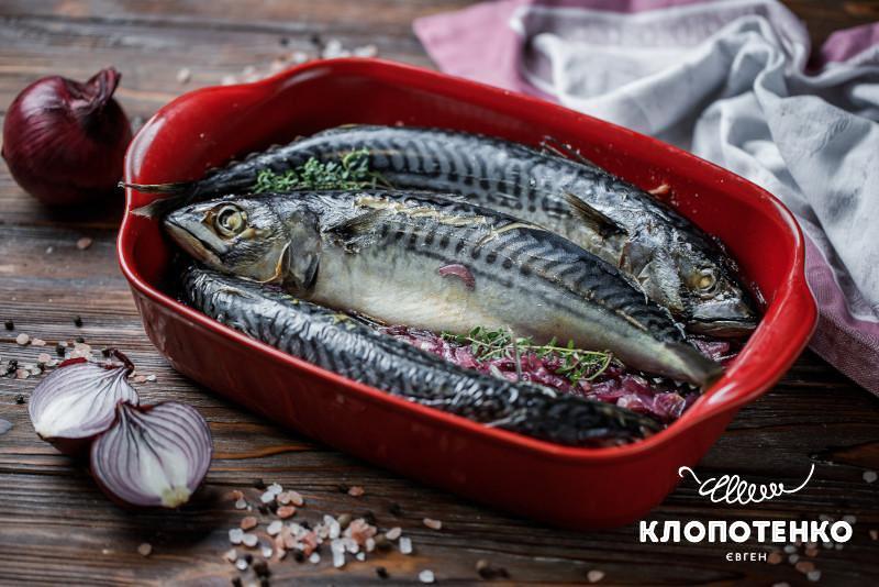 Запечена скумбрія з червоною цибулею