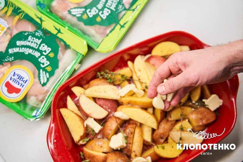 Додайте часник та чебрець