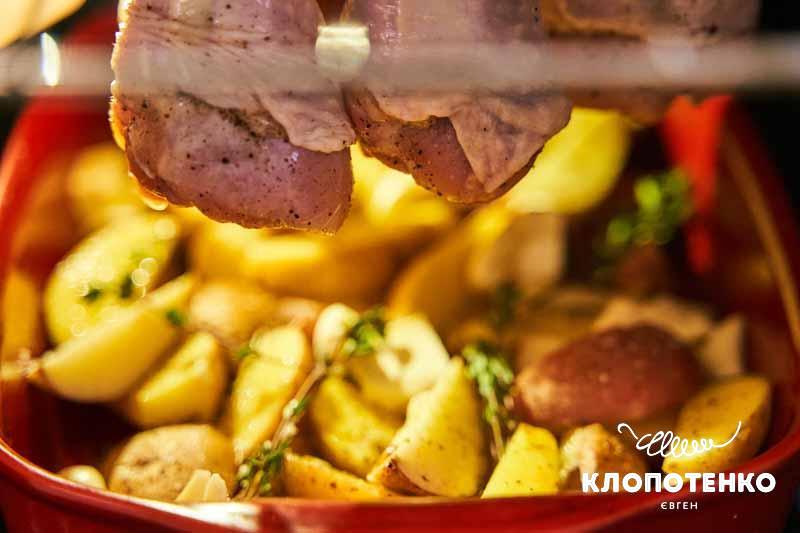 Запікайте гомілки з картоплею