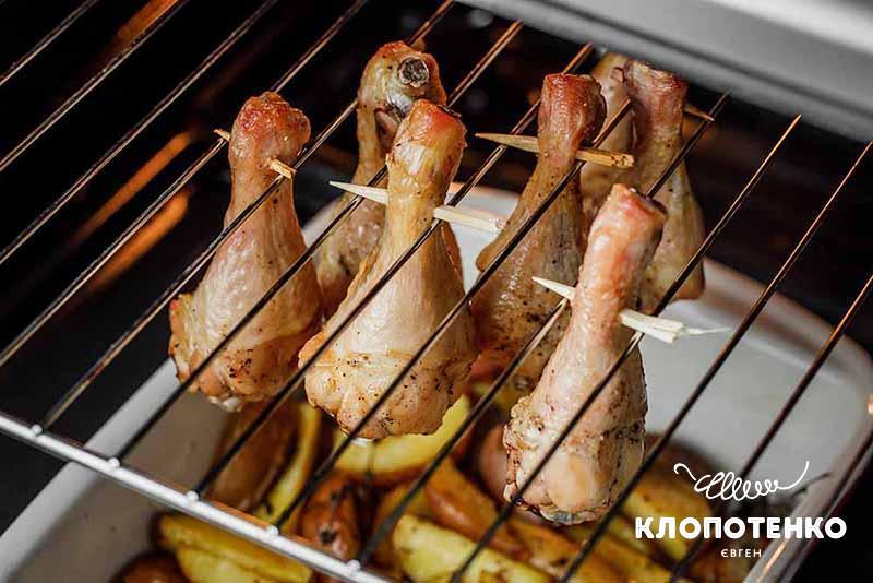 Гомілки в духовці за картоплею